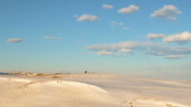 Oluşumu ve bulutların üzerinde volkan Elbrus kış Kafkasya dağlarında hareketi.