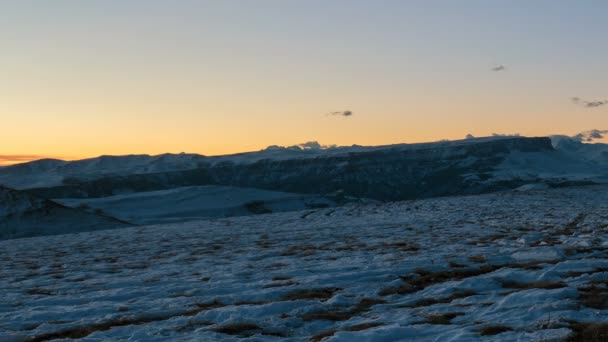 La formación y movimiento de nubes sobre el volcán Elbrus en las montañas del Cáucaso en invierno . — Vídeos de Stock