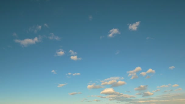 La formación y movimiento de nubes sobre el volcán Elbrus en las montañas del Cáucaso en invierno . — Vídeos de Stock