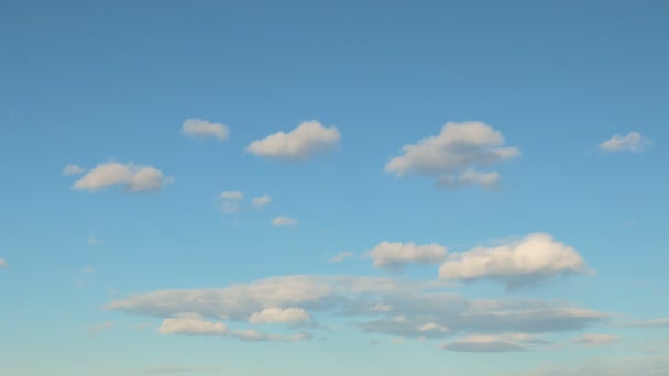 De vorming en verplaatsing van wolken boven de vulkaan Elbroes in de Kaukasus in de winter. — Stockvideo