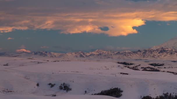 云层之上布鲁斯在冬季高加索山脉火山运动与形成. — 图库视频影像