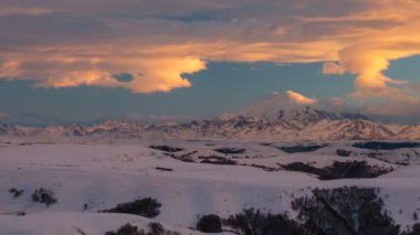 Oluşumu ve bulutların üzerinde volkan Elbrus kış Kafkasya dağlarında hareketi.