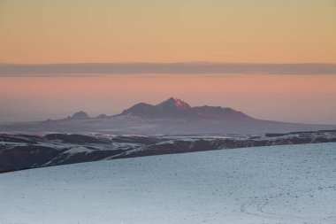 Rusya. Oluşumu ve bulutların üzerinde volkan Elbus hareketi