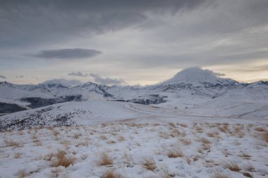 Rusya. Oluşumu ve bulutların üzerinde volkan E hareketi