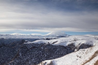 Rusya. Oluşumu ve bulutların üzerinde volkan E hareketi