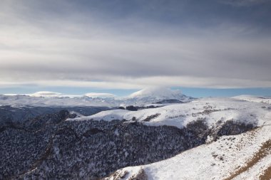 Rusya. Oluşumu ve bulutların üzerinde volkan E hareketi