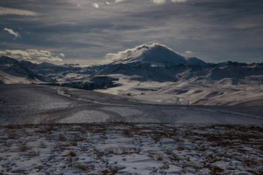Rusya. Oluşumu ve bulutların üzerinde volkan E hareketi
