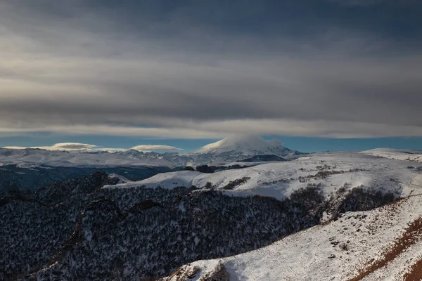 Rusia. La formación y movimiento de nubes sobre el volcán E — Foto de Stock