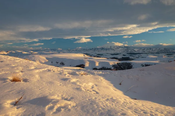 Rusland. De vorming en verplaatsing van wolken boven de vulkaan E — Stockfoto