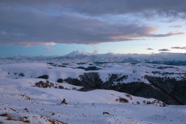 Rusya. Oluşumu ve bulutların üzerinde volkan E hareketi
