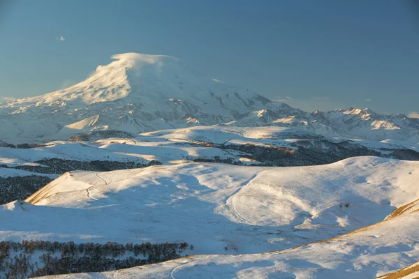 Ryssland. Bildning och rörelse av moln ovanför vulkanen E — Stockfoto