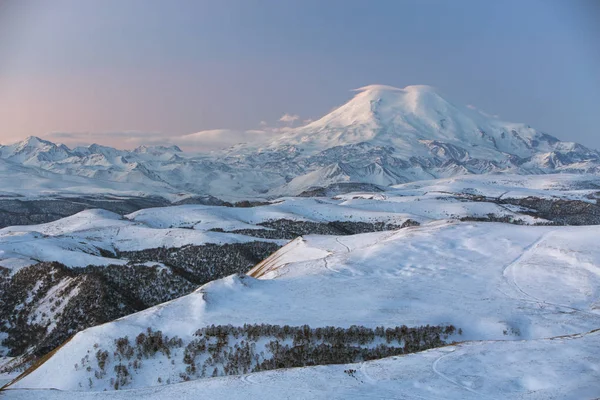 Rusya. Oluşumu ve bulutların üzerinde volkan E hareketi — Stok fotoğraf