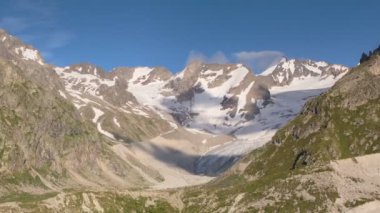 Kafkasya karlı dağların kış manzarası. Oluşumu ve bulutlar dağ zirveleri üzerinden hareketin.