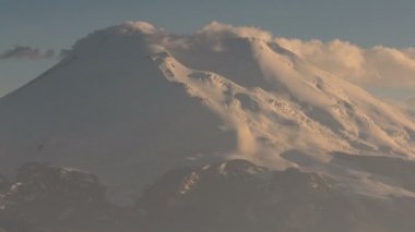 Kafkasya karlı dağların kış manzarası. Oluşumu ve bulutlar dağ zirveleri üzerinden hareketin.