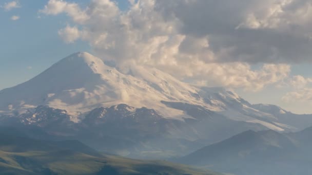 Kafkasya Karlı Dağların Kış Manzarası Oluşumu Bulutlar Dağ Zirveleri Üzerinden — Stok video