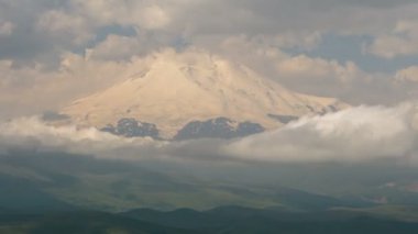 Kafkasya karlı dağların kış manzarası. Oluşumu ve bulutlar dağ zirveleri üzerinden hareketin.