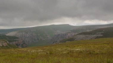 Kafkasya karlı dağların kış manzarası. Oluşumu ve bulutlar dağ zirveleri üzerinden hareketin.