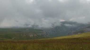 Kafkasya karlı dağların kış manzarası. Oluşumu ve bulutlar dağ zirveleri üzerinden hareketin.