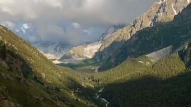 Kafkasya karlı dağların kış manzarası. Oluşumu ve bulutlar dağ zirveleri üzerinden hareketin.