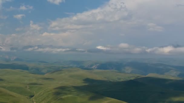 コーカサス山脈の雪に覆われた山の冬景色 上の山の峰の雲の形成 — ストック動画