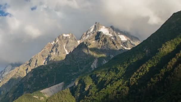 コーカサス山脈の雪に覆われた山の冬景色 上の山の峰の雲の形成 — ストック動画