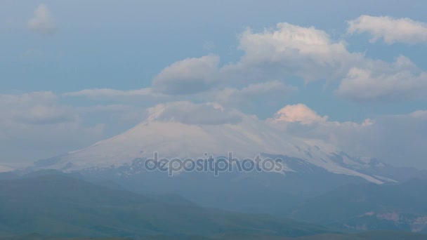Kafkasya Karlı Dağların Kış Manzarası Oluşumu Bulutlar Dağ Zirveleri Üzerinden — Stok video