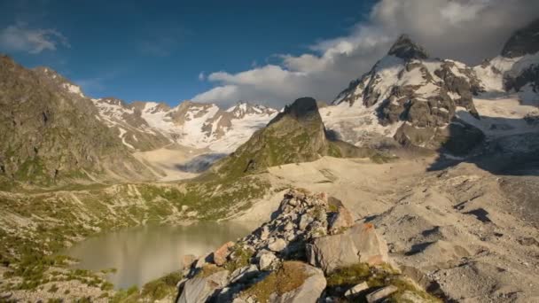 Vistas Invernales Las Montañas Nevadas Del Cáucaso Formación Movimiento Nubes — Vídeo de stock