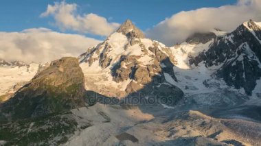 Kafkasya karlı dağların kış manzarası. Oluşumu ve bulutlar dağ zirveleri üzerinden hareketin.