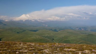 Kafkasya karlı dağların kış manzarası. Oluşumu ve bulutlar dağ zirveleri üzerinden hareketin.