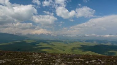 Kafkasya karlı dağların kış manzarası. Oluşumu ve bulutlar dağ zirveleri üzerinden hareketin.