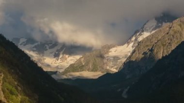 Kafkasya karlı dağların kış manzarası. Oluşumu ve bulutlar dağ zirveleri üzerinden hareketin.