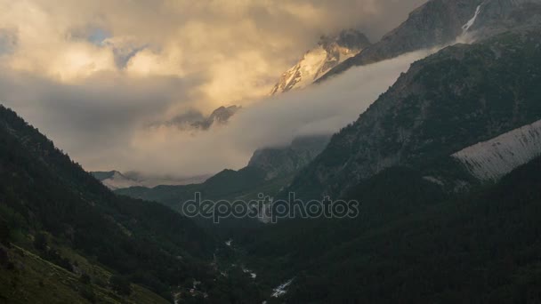 高加索雪山的冬季景色 山峰上云层的形成和移动 — 图库视频影像