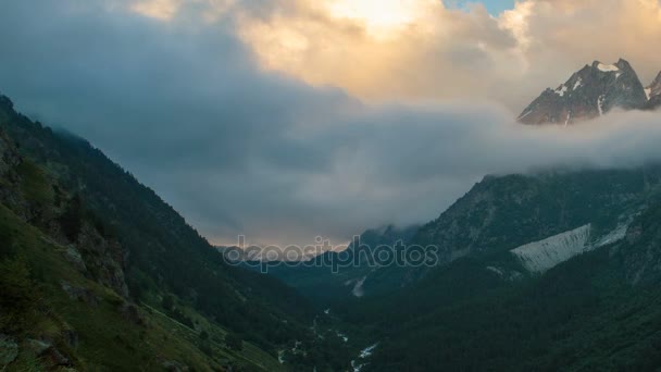 Vistas Invernales Las Montañas Nevadas Del Cáucaso Formación Movimiento Nubes — Vídeo de stock