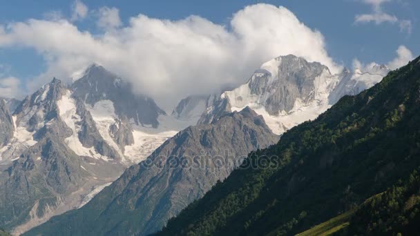 高加索雪山的冬季景色 山峰上云层的形成和移动 — 图库视频影像