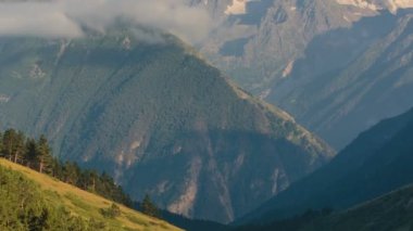 Kafkasya karlı dağların kış manzarası. Oluşumu ve bulutlar dağ zirveleri üzerinden hareketin.
