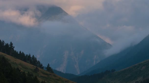 Zimowe Widoki Ośnieżonych Gór Kaukazu Formacji Ruchu Chmur Nad Szczyty — Wideo stockowe