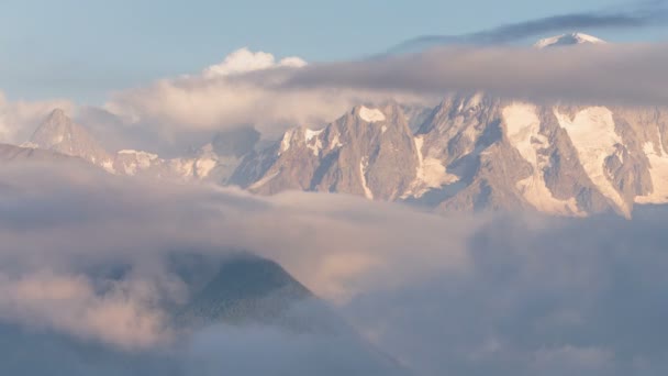 Kafkasya Karlı Dağların Kış Manzarası Oluşumu Bulutlar Dağ Zirveleri Üzerinden — Stok video