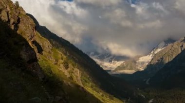 Kafkasya karlı dağların kış manzarası. Oluşumu ve bulutlar dağ zirveleri üzerinden hareketin.