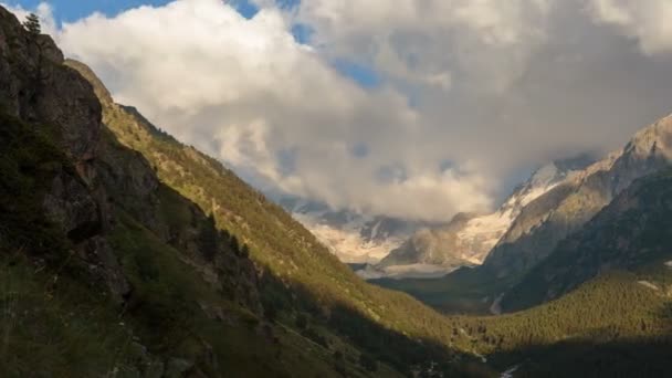 Kafkasya Karlı Dağların Kış Manzarası Oluşumu Bulutlar Dağ Zirveleri Üzerinden — Stok video