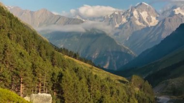 Kafkasya karlı dağların kış manzarası. Oluşumu ve bulutlar dağ zirveleri üzerinden hareketin.