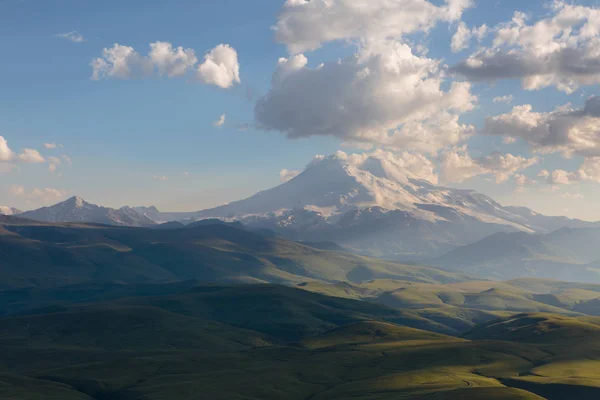 Vistas Invernales Las Montañas Nevadas Del Cáucaso Formación Movimiento Nubes —  Fotos de Stock