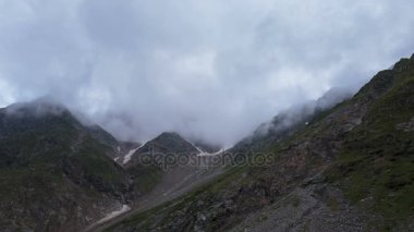 Kafkasya karlı dağların kış manzarası. Oluşumu ve bulutlar dağ zirveleri üzerinden hareketin.