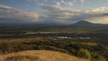 Kafkasya karlı dağların kış manzarası. Oluşumu ve bulutlar dağ zirveleri üzerinden hareketin.