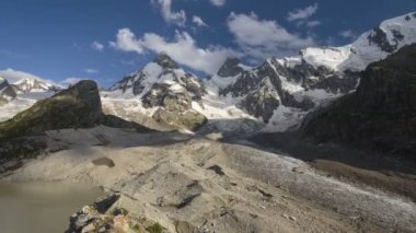 Kafkasya karlı dağların kış manzarası. Oluşumu ve bulutlar dağ zirveleri üzerinden hareketin.