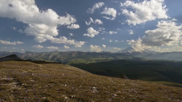 Vue hivernale sur les montagnes enneigées du Caucase. Formation et déplacement des nuages sur les sommets montagneux .