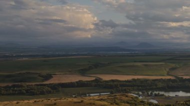 Kafkasya karlı dağların kış manzarası. Oluşumu ve bulutlar dağ zirveleri üzerinden hareketin.