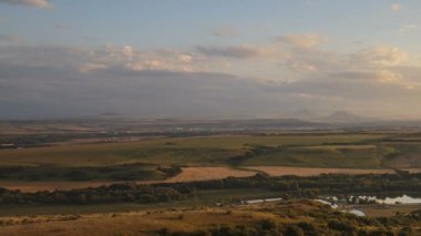 Kafkasya karlı dağların kış manzarası. Oluşumu ve bulutlar dağ zirveleri üzerinden hareketin.