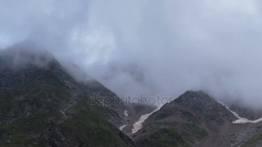 Kafkasya karlı dağların kış manzarası. Oluşumu ve bulutlar dağ zirveleri üzerinden hareketin.