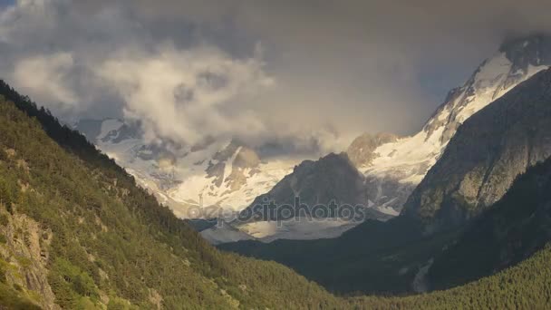 Vue hivernale sur les montagnes enneigées du Caucase. Formation et déplacement des nuages sur les sommets montagneux .