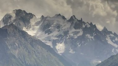 Kafkasya karlı dağların kış manzarası. Oluşumu ve bulutlar dağ zirveleri üzerinden hareketin.